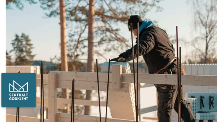 Tømrer jobber i skogen vinter